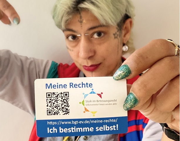 Selbstvertreterin mit Visitenkarte "Meine Rechte"